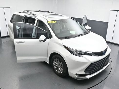 Used 2024 Toyota Sienna XLE FWD image 35