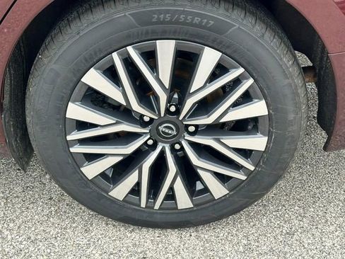 Used 2024 Nissan Altima 2.5 SV FWD image 7
