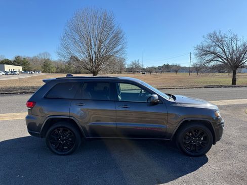 Used 2019 Jeep Grand Cherokee Altitude image 6