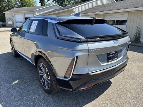 Used 2024 Cadillac Lyriq Luxury AWD/4WD image 9