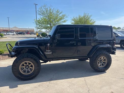 Used 2011 Jeep Wrangler Unlimited Sahara w/ Connectivity Group image 3