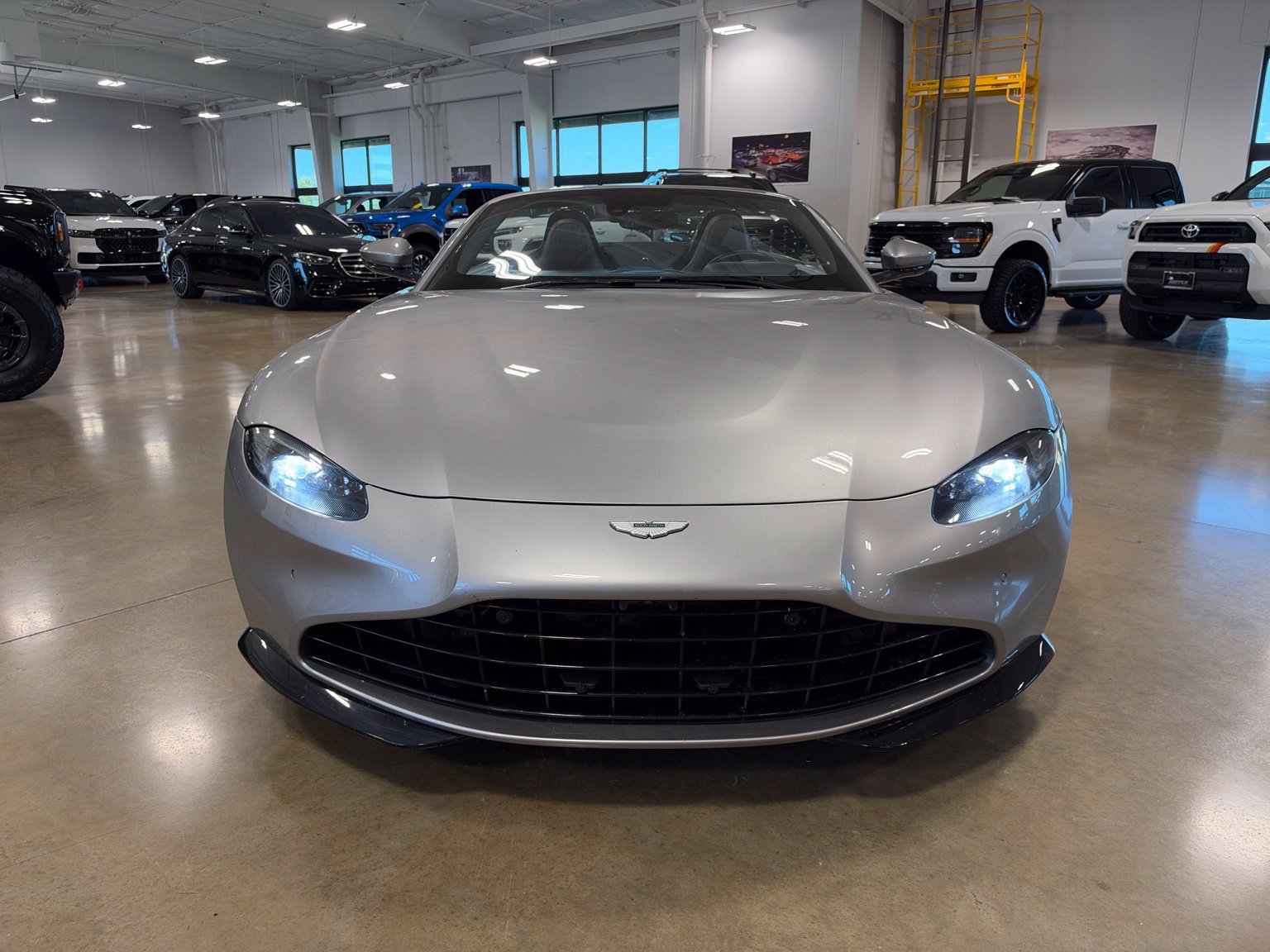 Used 2021 Aston Martin V8 Vantage Roadster RWD image 3