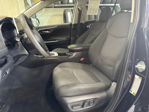 Used 2024 Toyota RAV4 XLE FWD image 7