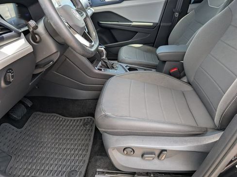 Used 2024 Volkswagen Taos SE w/ Panoramic Sunroof Package FWD image 17