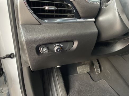 Used 2023 Chevrolet Traverse LT image 26