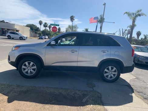 Used 2013 Kia Sorento LX FWD image 2