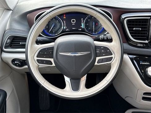 Used 2020 Chrysler Pacifica Limited image 17