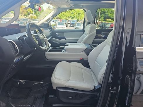 Used 2025 Ford Expedition Platinum w/ Driver's Package AWD/4WD image 8
