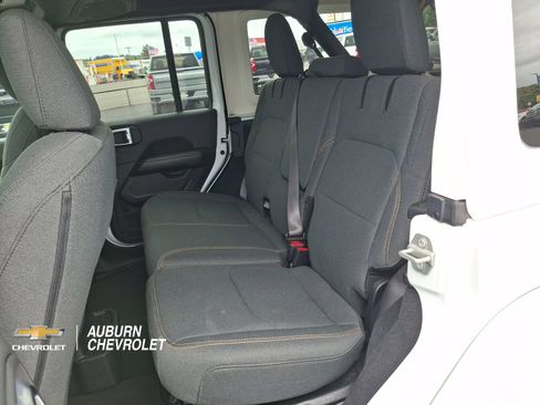 Used 2024 Jeep Wrangler Unlimited Sahara AWD/4WD image 15