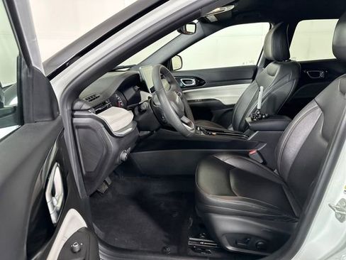 Used 2024 Jeep Compass Limited image 11