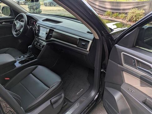 Used 2023 Volkswagen Atlas SE w/ Panoramic Sunroof Package FWD image 12