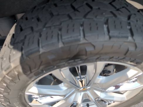 Used 2024 Chevrolet Silverado 1500 High Country AWD/4WD image 2