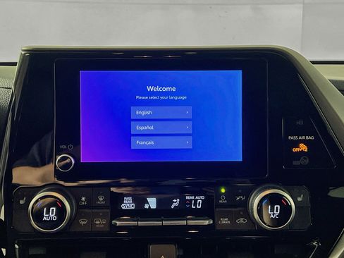 Used 2024 Toyota Highlander XLE FWD image 27