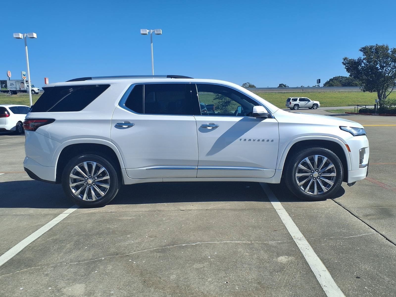 Used 2023 Chevrolet Traverse Premier FWD image 7