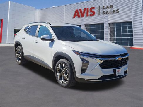 Used 2025 Chevrolet Trax LT w/ LT Convenience Package image 9