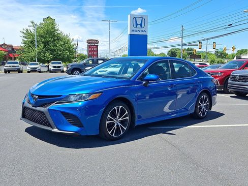 Used 2018 Toyota Camry SE w/ Convenience Package FWD image 3