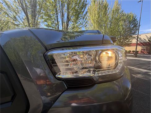 Used 2019 Toyota Tacoma TRD Off-Road w/ Technology Package AWD/4WD image 4