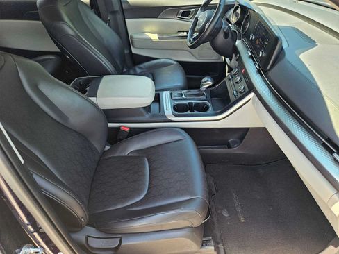 Used 2024 Kia Carnival LX FWD image 19