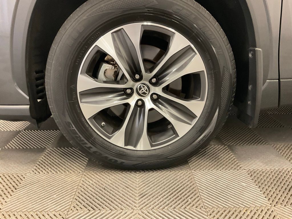Used 2021 Toyota Highlander XLE AWD/4WD image 12