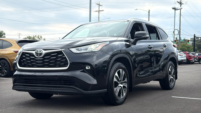 Used 2022 Toyota Highlander XLE AWD/4WD image 8