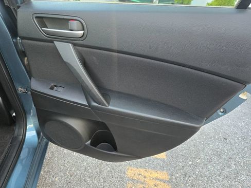Used 2011 MAZDA MAZDA3 i Touring FWD image 16