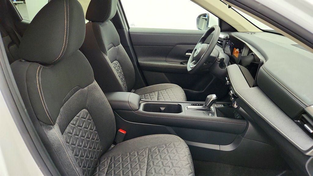Used 2025 Nissan Kicks SV AWD/4WD image 23