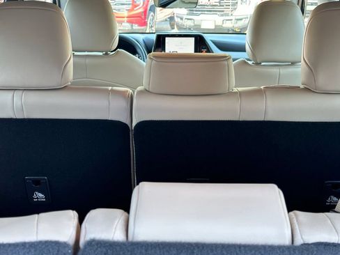 Used 2025 Toyota Highlander XLE FWD image 9