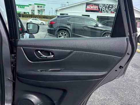 Used 2017 Nissan Rogue S image 29