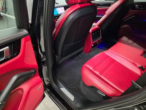 Used 2021 Porsche Cayenne S image 22