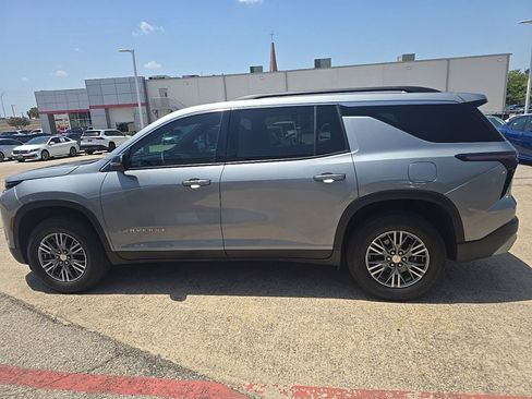 Used 2025 Chevrolet Traverse LT FWD image 5