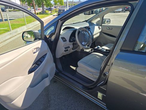 Used 2014 Nissan Leaf SV FWD image 9