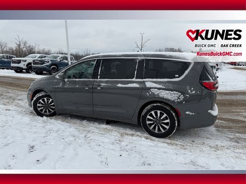 Used 2022 Chrysler Pacifica Touring-L w/ Uconnect Theater Family Group image 6