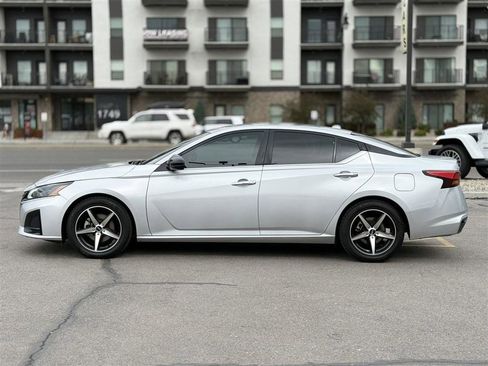 Used 2023 Nissan Altima 2.5 SV image 4