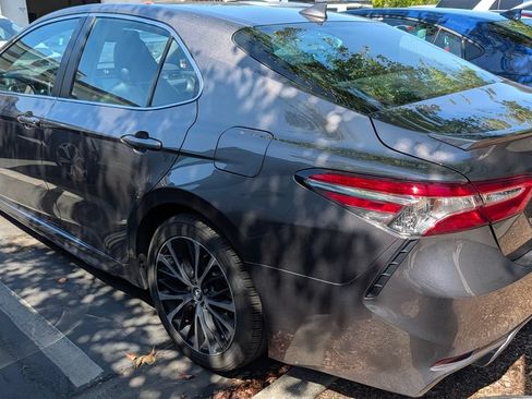 Used 2020 Toyota Camry SE w/ Convenience Package FWD image 2