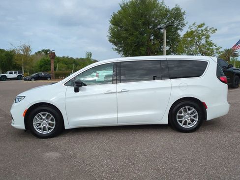 Used 2025 Chrysler Pacifica Select image 3