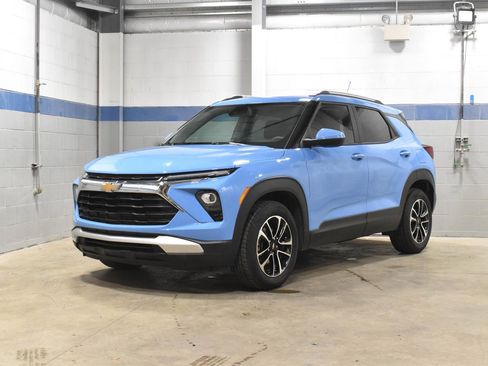 Used 2024 Chevrolet TrailBlazer LT w/ Driver Confidence Package FWD image 2