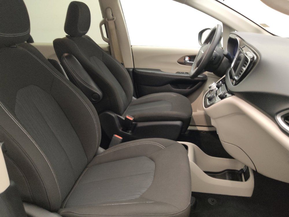Used 2022 Chrysler Voyager LX FWD image 21