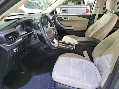 Used 2022 Ford Explorer XLT AWD/4WD image 3