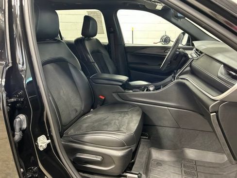 Used 2024 Jeep Grand Cherokee L Altitude AWD/4WD image 11