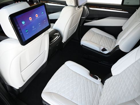 Used 2026 Cadillac Escalade Platinum Sport AWD/4WD image 13