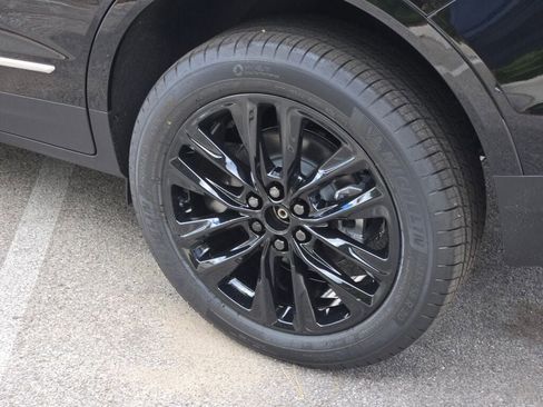 New 2025 Cadillac XT5 Luxury w/ LPO, Red Accent Package image 17