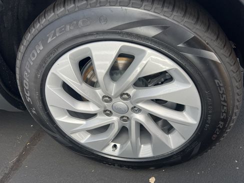 New 2025 Land Rover Discovery S image 7