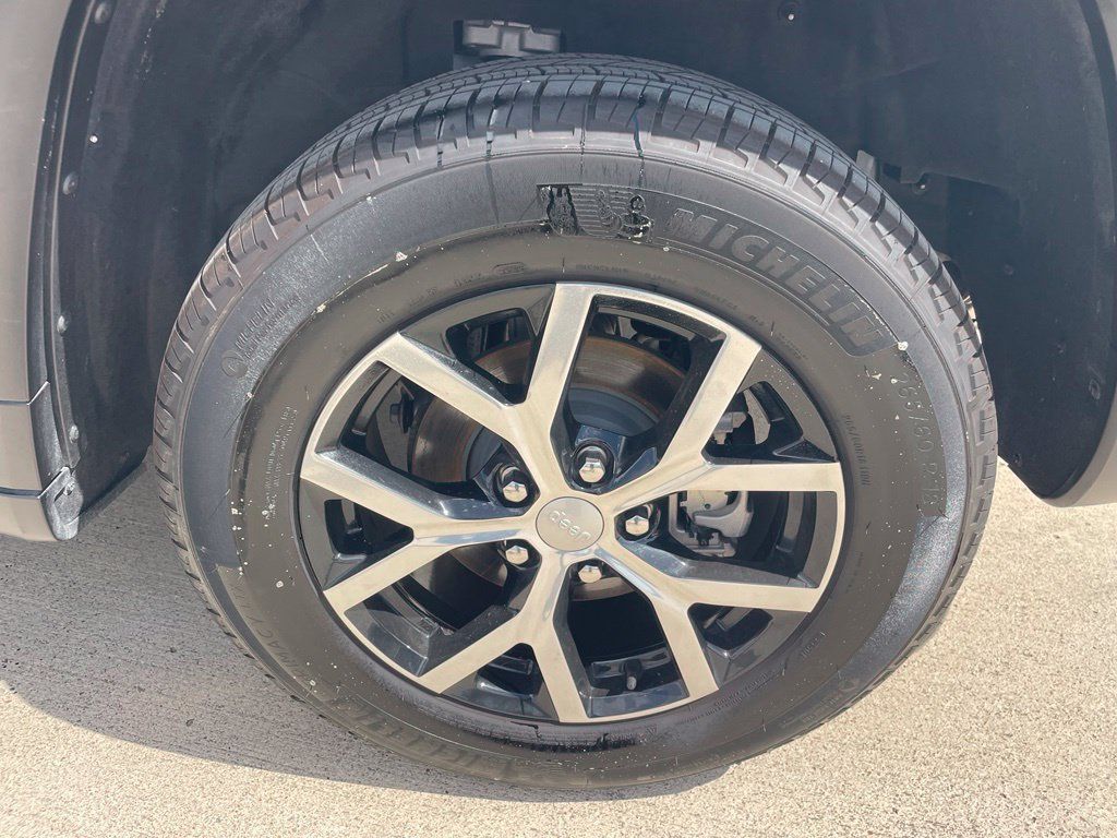 Used 2025 Jeep Grand Cherokee Limited w/ Luxury Tech Group II RWD image 10