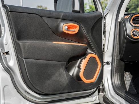 Used 2020 Jeep Renegade Latitude w/ UConnect 8.4 Nav Group image 39