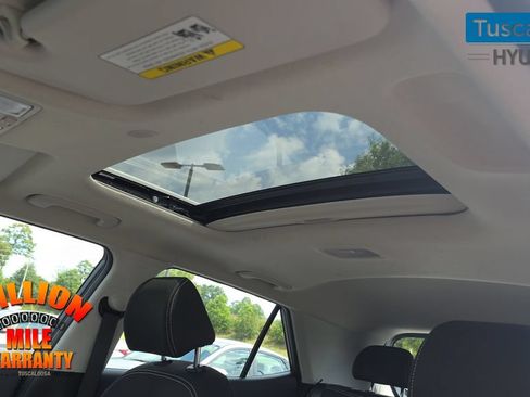 Used 2023 Hyundai Venue SEL FWD image 24