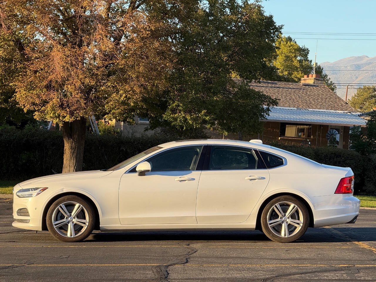 Used 2017 Volvo S90 T5 Momentum w/ Convenience Package FWD image 2