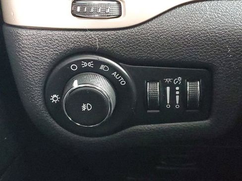 Used 2017 Jeep Cherokee Latitude w/ Cold Weather Group image 19