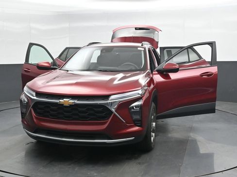 Used 2025 Chevrolet Trax LT FWD image 47