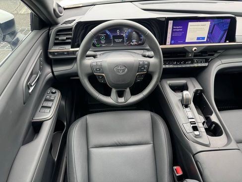 Used 2023 Toyota Crown Limited image 19