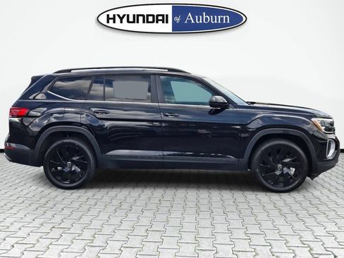 Used 2024 Volkswagen Atlas SE w/ Panoramic Sunroof Package FWD image 4